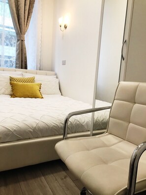 4 bedrooms, iron/ironing board, travel cot, free WiFi - Edinburgh city centre apartment  (Edinburgh)
