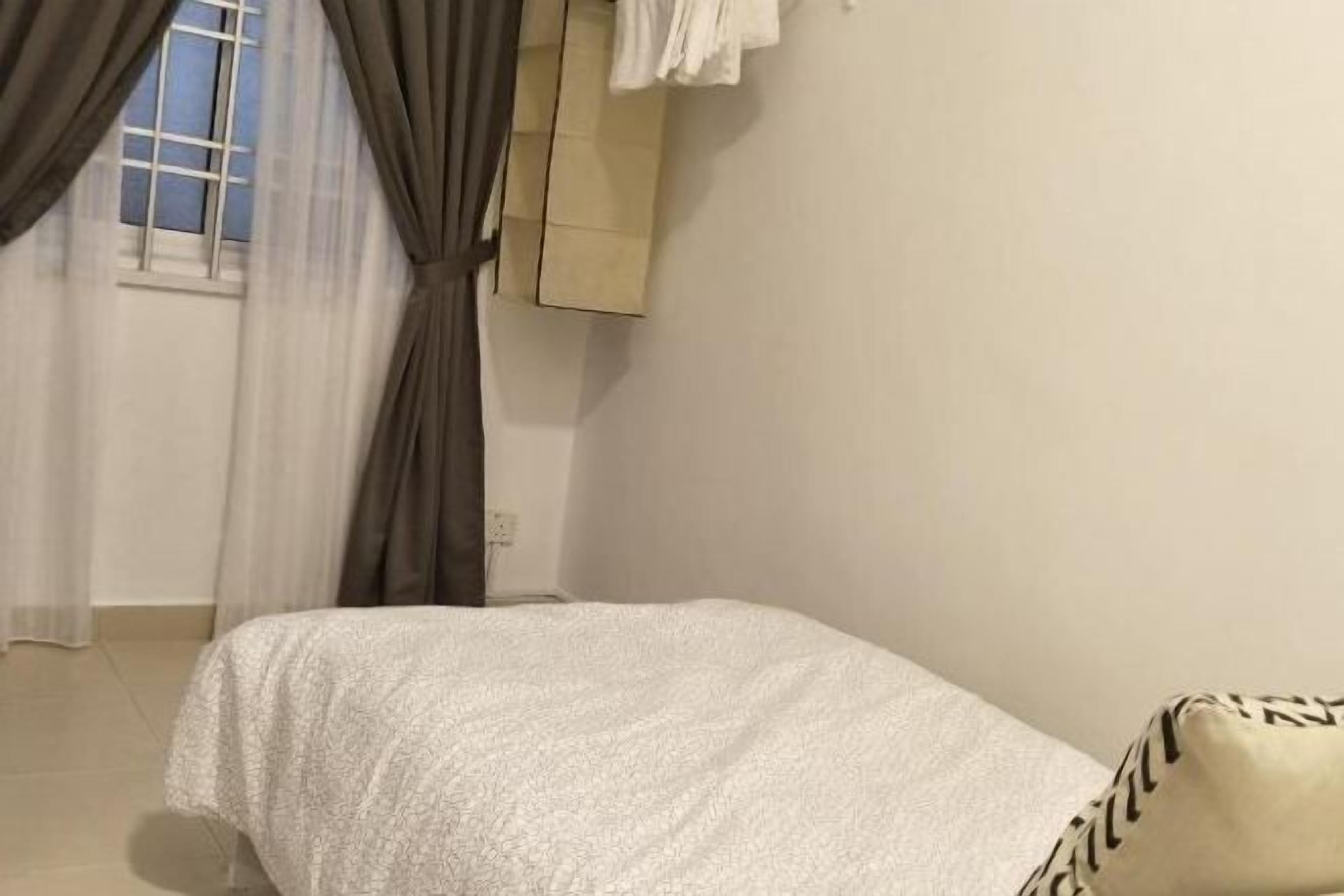 3 bedrooms, individually decorated, individually furnished, desk