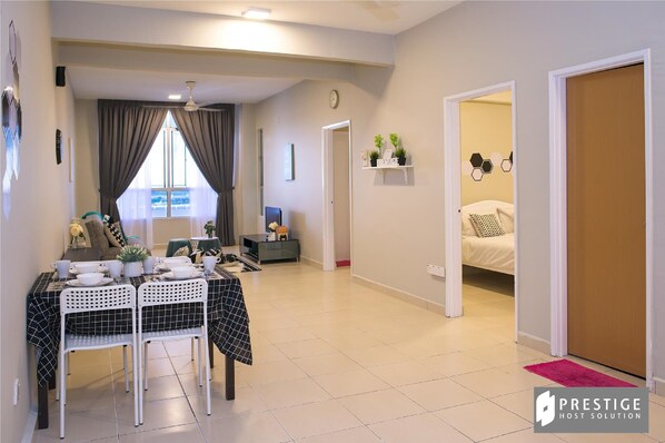 Comfort-Apartment, 3 Schlafzimmer, Flussblick | Essbereich im Zimmer