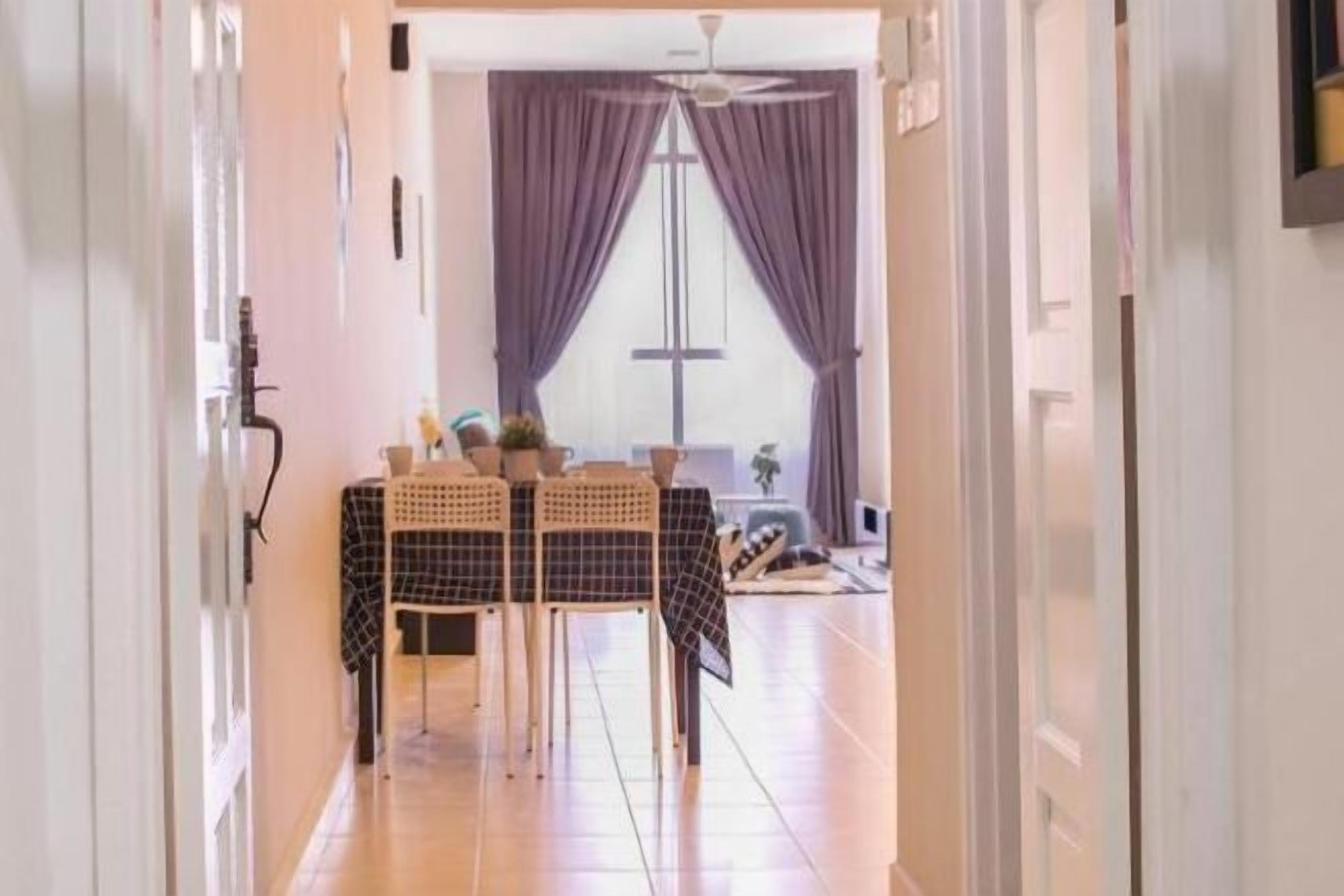 3 bedrooms, individually decorated, individually furnished, desk