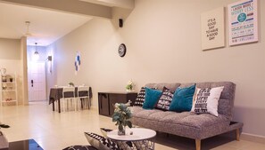 Leilighet – comfort, 3 soverom, elveutsikt | Oppholdsområde | Flatskjerm-TV