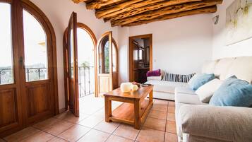 Televisie, een open haard, een dvd-speler en een tafeltennistafel