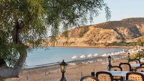A seaside restaurant with outdoor seating overlooking the beach and the sea. - Mediterranean dream with sea view and private pool  (Pissouri)