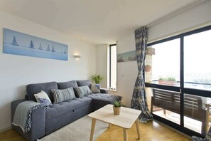 TV - Amazing Comfy Flat w/ Balcony by HostWise (Matosinhos)