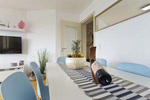 Dining - Amazing Comfy Flat w/ Balcony by HostWise (Matosinhos)