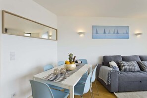 Dining - Amazing Comfy Flat w/ Balcony by HostWise (Matosinhos)