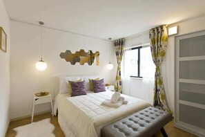 2 bedrooms, iron/ironing board, WiFi, bed sheets - Amazing Comfy Flat w/ Balcony by HostWise (Matosinhos)