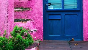 A blue door with heart-shaped decorations and a pink wall. - CEZANNE: Quiet location with a beautiful, unobstructed view, 300 meters from the beaches and shops. Wi-Fi. (Collioure)