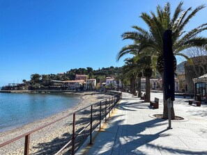 Beach nearby - CEZANNE: quiet, beautiful view at 250m from beaches and shops. Wireless. (Collioure)