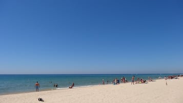 Una spiaggia nelle vicinanze