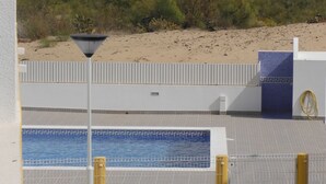 A pool area with a view of the beach and ocean. - New 3-bedroom apartment 50 meters from the beach (Vila Real de Santo António)