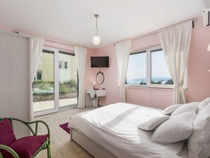 3 室のベッドルーム、セーフティボックス (室内)、アイロン / アイロン台、旅行用ベビーベッド