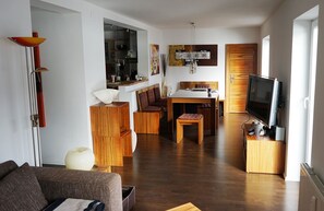 Fernseher, Kamin, DVD-Player, Stereoanlage