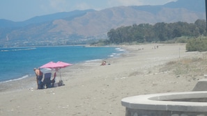 Plage, chaises longues, serviettes de plage
