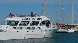 Ein großes, weißes Boot namens 'Mediterranean One' mit der Aufschrift 'Glass Bottom'.