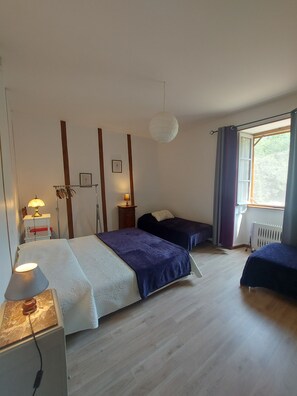 3 bedrooms, desk, iron/ironing board, free WiFi