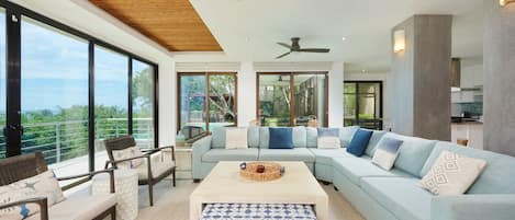 Téléviseur connecté, table de ping-pong, chaßne audio, bureau