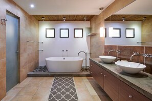 Douche, séchoir à cheveux, serviettes fournies
