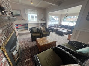 Televisión y chimenea 