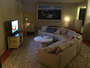 Smart TV, chimenea, reproductor de DVD, mesa de ping pong