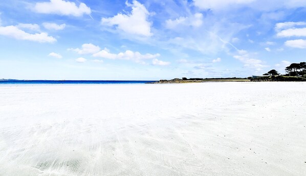 Una spiaggia nelle vicinanze