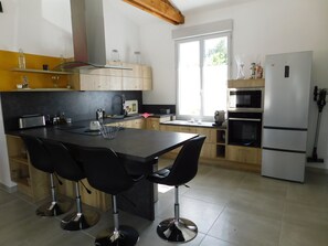 Réfrigérateur, micro-ondes, lave-vaisselle, cafetière/bouilloire