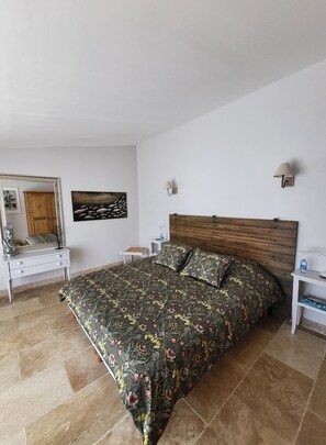 1 quarto, cofres nos quartos, escrivaninha, quartos à prova de som
