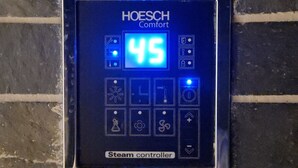 Ein HOESCH Comfort Dampfregler an einer gefliesten Wand.