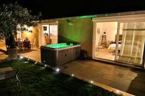 Terrace/patio - Apparently vacation home with hammam and private jacuzzi  (saint martin de crau)