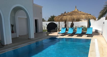 Villa 250 m2 à 470 m de la plage - piscine - jacuzzi - située Djerba