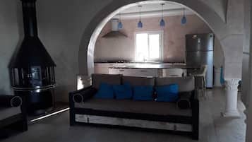 Een televisie en boeken