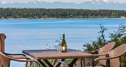 Secret Island Beachfront Escape. Hot Tub, Kayaks, Paddle Boards, Sunsets,