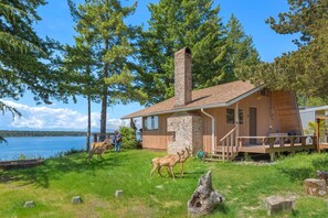 Exterior - Secret Island Beachfront Escape. Hot Tub, Kayaks, Paddle Boards, Sunsets,  (Lakebay)