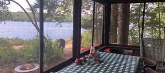 Charmant chalet au bord de l'eau avec vue sur la montagne et accès à la plage privée!