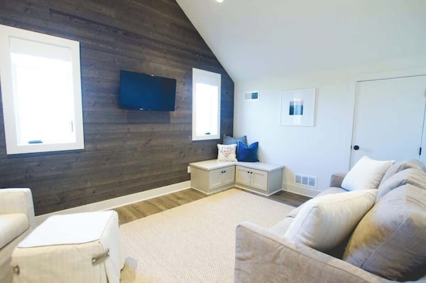Televisión, chimenea y oficina