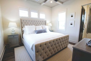 3 bedrooms, iron/ironing board, Internet, bed sheets - Luxury Farmhouse Cottage on Winery (Dahlonega)