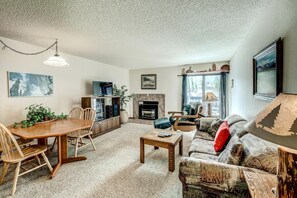 Televisión y chimenea