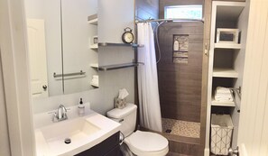 Shower, hair dryer, towels - Cute and cozy in wooded area near TIEC (Forest City)