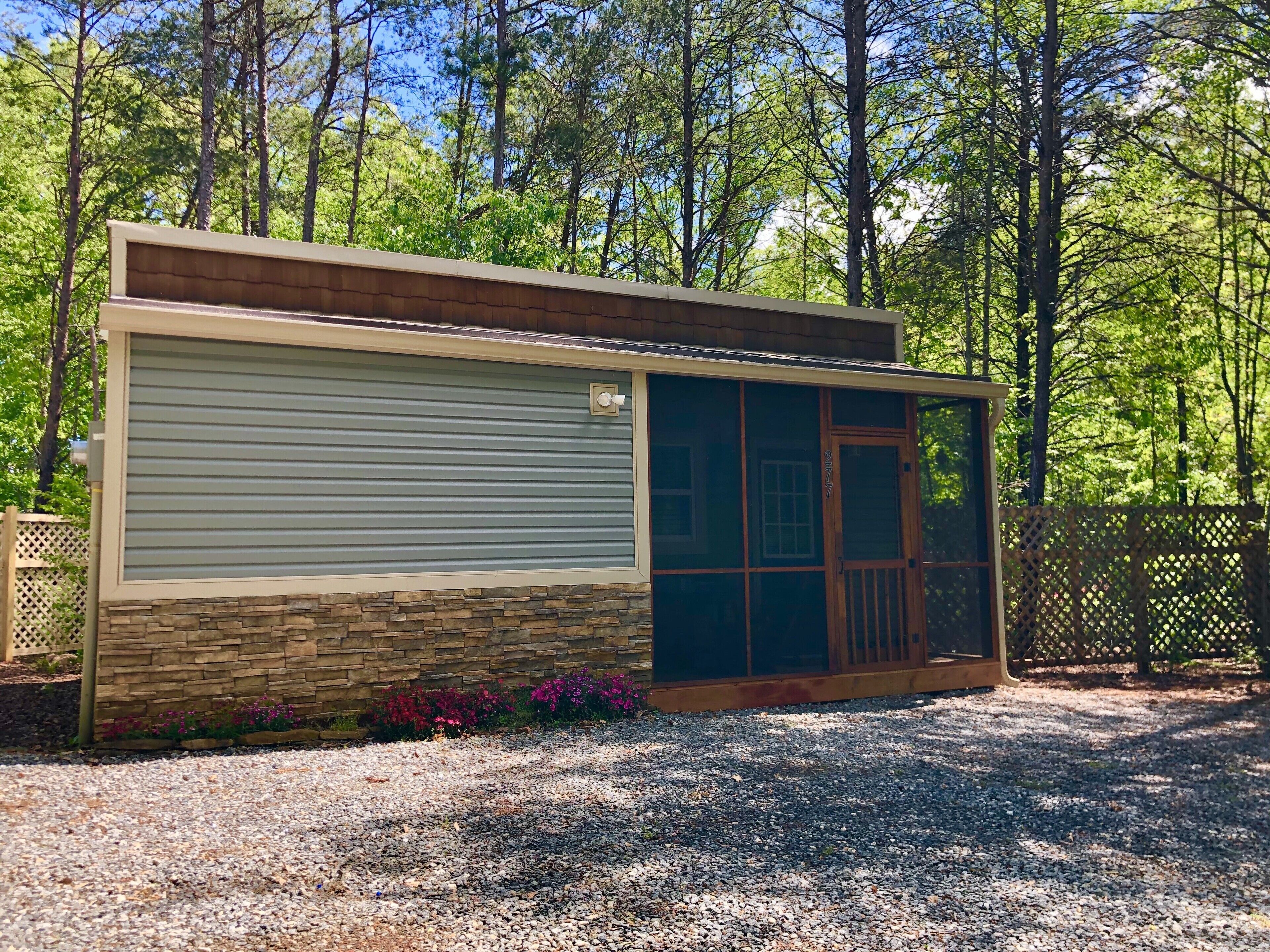 Cute and cozy in wooded area near TIEC