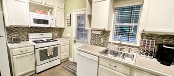 Cute and cozy in wooded area near TIEC