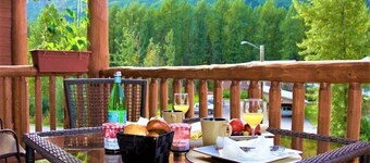 THE HIGHTOWER SUITE- A Luxury top floor Condo in the Center of Girdwood/Alyeska!