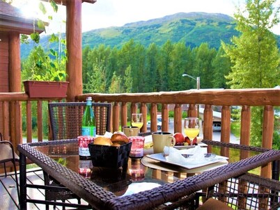 THE HIGHTOWER SUITE- A Luxury top floor Condo in the Center of Girdwood/Alyeska!