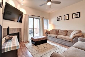 Smart-TV, Kamin, DVD-Player, Bücher