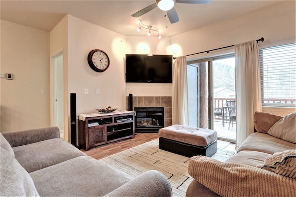 Smart TV, caminetto, lettore DVD, libri