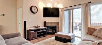THE HIGHTOWER SUITE- A Luxury top floor Condo in the Center of Girdwood/Alyeska!