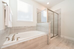 Badewanne, Haartrockner, Handtücher, Seife