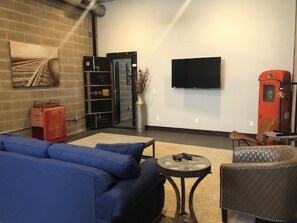 TV - Nelson Inn - Unit 3: The Industrial (Sheridan)
