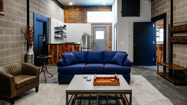 TV - Nelson Inn - Unit 3: The Industrial (Sheridan)