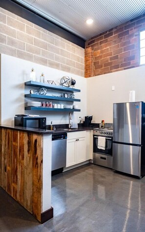 Fridge, microwave, cookware/dishes/utensils - Nelson Inn - Unit 3: The Industrial (Sheridan)