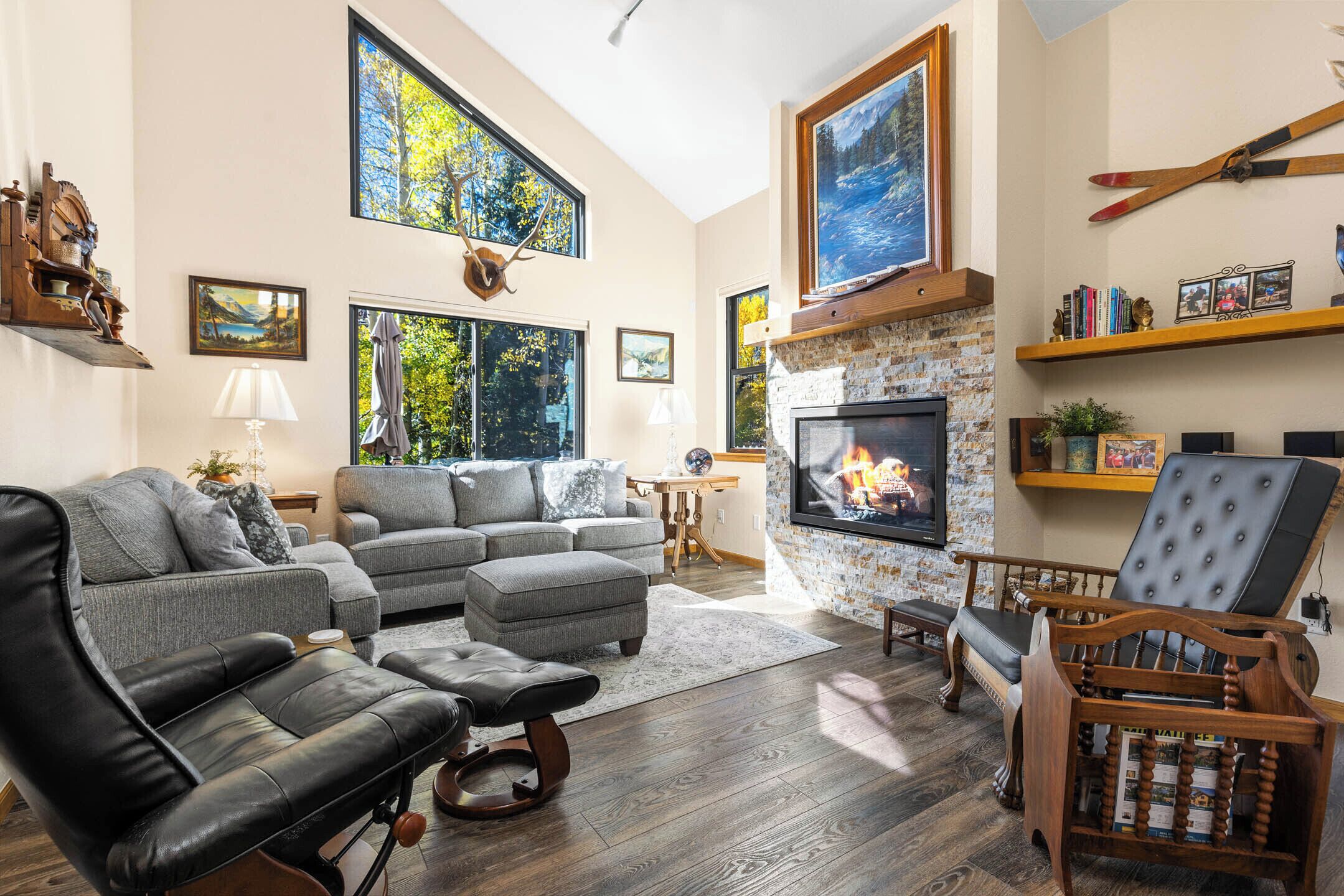 Televisie en een open haard